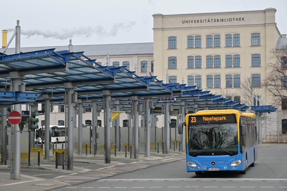 Derzeit befindet sich der Omnibusbahnhof vor der Universitätsbibliothek.