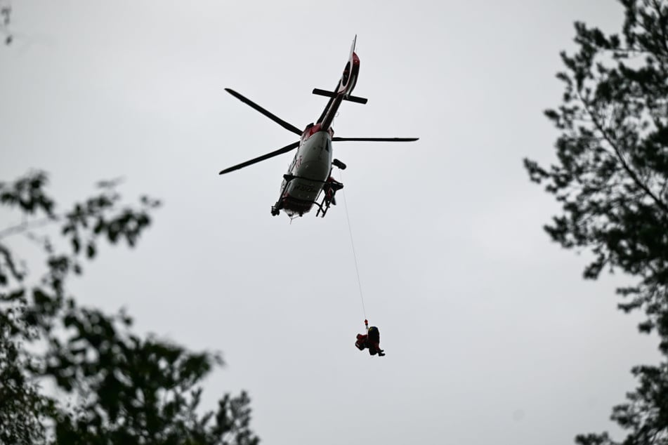 Ein Rettungshubschrauber brachte den Verletzten in ein nahe gelegenes Krankenhaus.