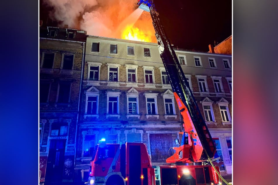 Großer Feuerwehreinsatz in Plauen (Vogtland): Ein Dachstuhl brannte lichterloh.