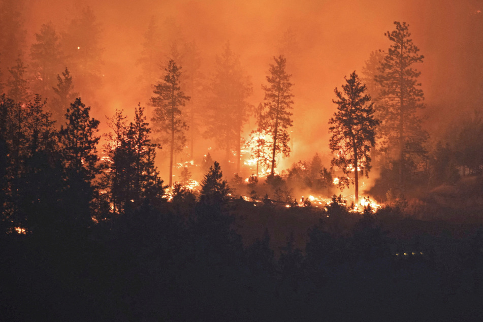 Canada wildfires cause tens of thousands to flee as inferno stretches into Washington