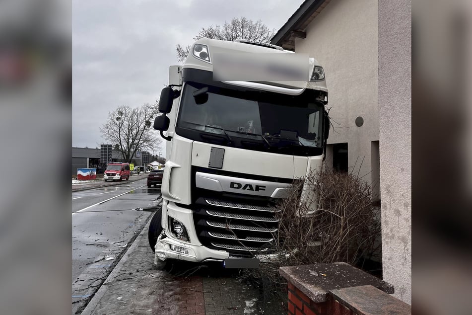 Ein Lkw krachte in Hagenow bei einem Unfall in eine Hauswand.