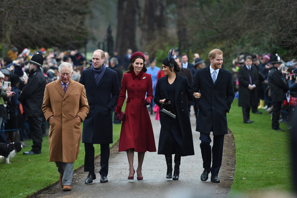 König Charles (75, v.l.n.r.), Prinz William (41), Prinzessin Kate (41), Herzogin Meghan (42) und Prinz Harry (39) 2018 beim royalen Weihnachtsfest in Sandringham. (Archivbild)