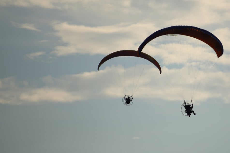 Flugunfall in NRW: Motorschirmflieger stoßen zusammen