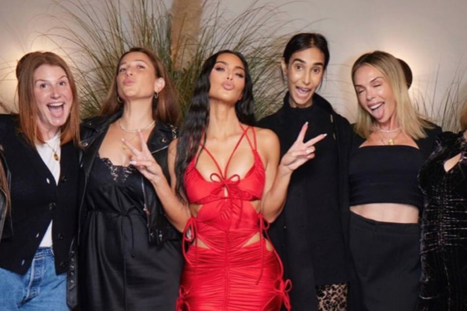 Kim Kardashian (c.) shared that she leans on her "lifers" and has never been to therapy on Thursday's episode of The Kardashians.