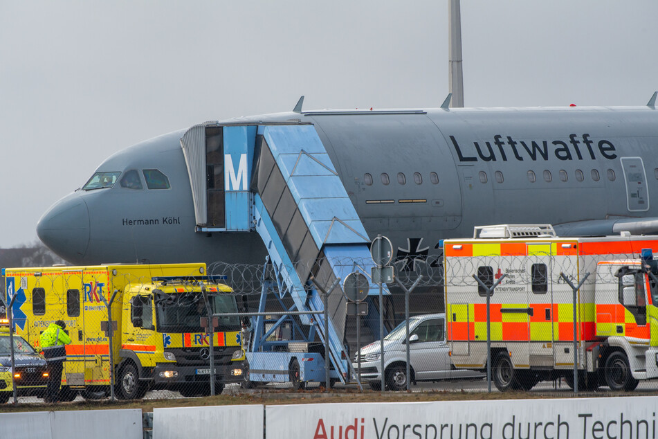 Ein Corona-Hilfsflug der Luftwaffe steht im Cargo-Bereich des Flughafen München.