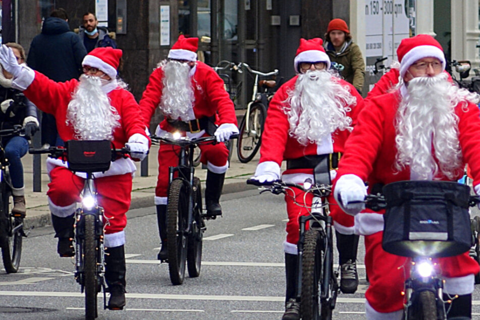 Die verkleideten Weihnachtsmänner umrundeten die Demonstranten.