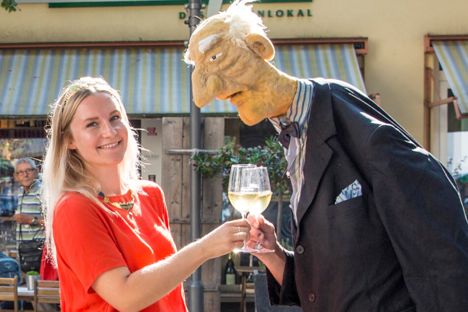 Weinprinzessin Theresa Zwicker (28) freut sich auf den Auftritt von Künstler Wolfgang Lasch (70) als Herr Arnold Böswetter.