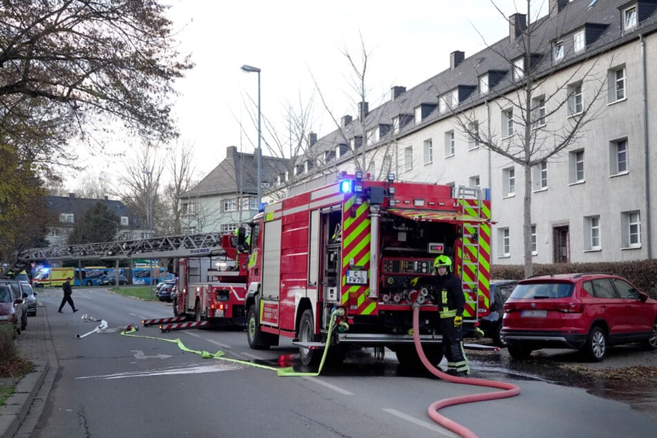 Die Feuerwehr konnte ein Übergreifen auf das gesamte Dach verhindern.