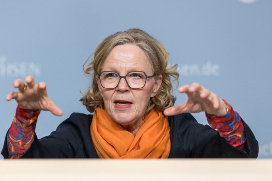 Sachsens Infrastrukturministerin Regina Kraushaar (61, CDU): Beim Bahnausbau zwischen Chemnitz und Leipzig steht ihr Haus unter Druck.