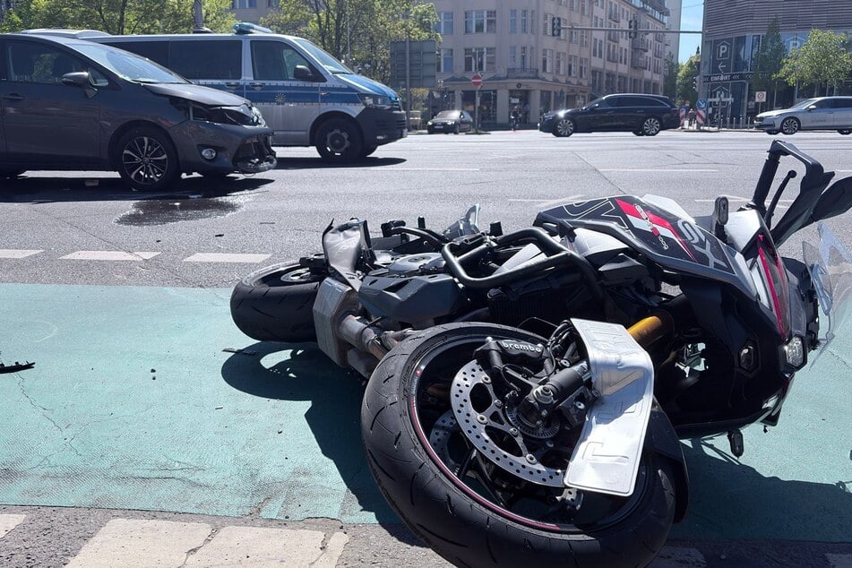 Das Motorrad und der Wagen wurden beschädigt, der Biker soll verletzt worden sein.