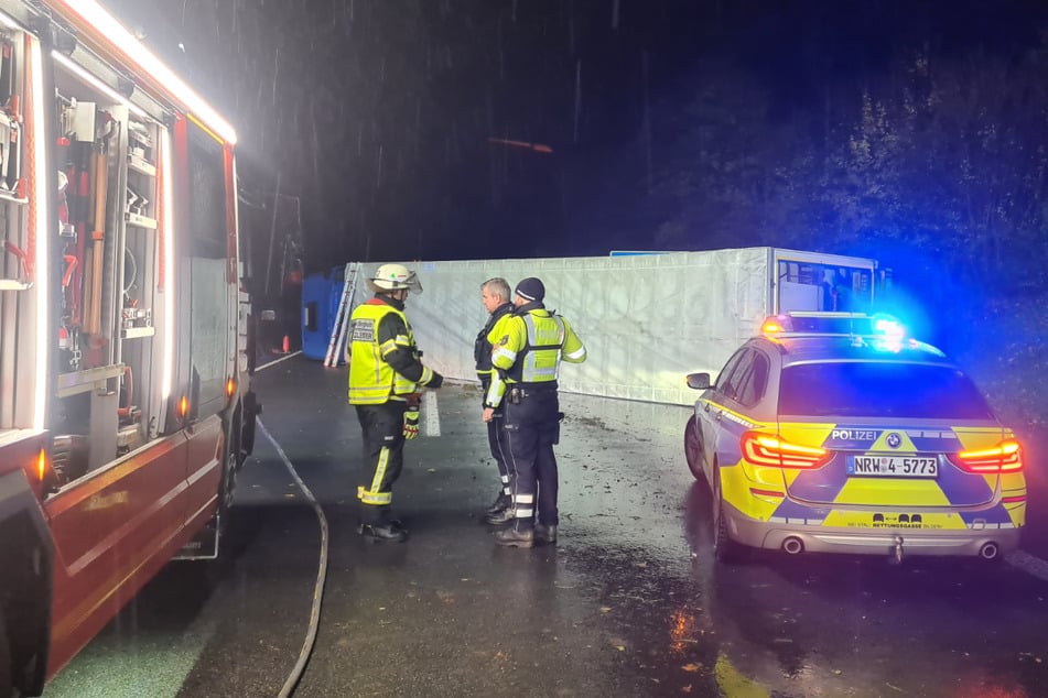 Unfall A61: A61 bei Bergheim gesperrt! Lkw kippt um, Feuerwehr muss Fahrer befreien