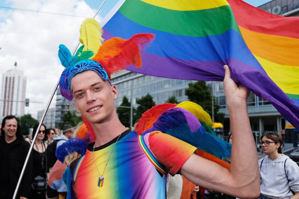 2022 demonstrierten dagegen laut Angaben des CSD Leipzig rund 20.000 Menschen für queere Sichtbarkeit und Rechte.