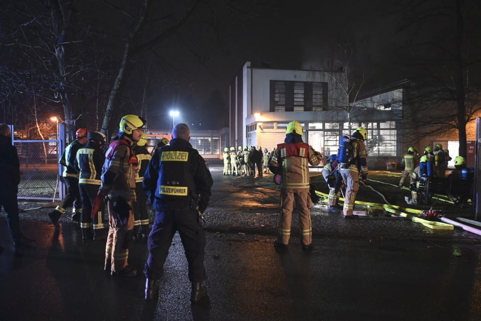 Berlin: Chemikalien-Brand in Industriegebäude: Feuerwehr bekämpft Flammen