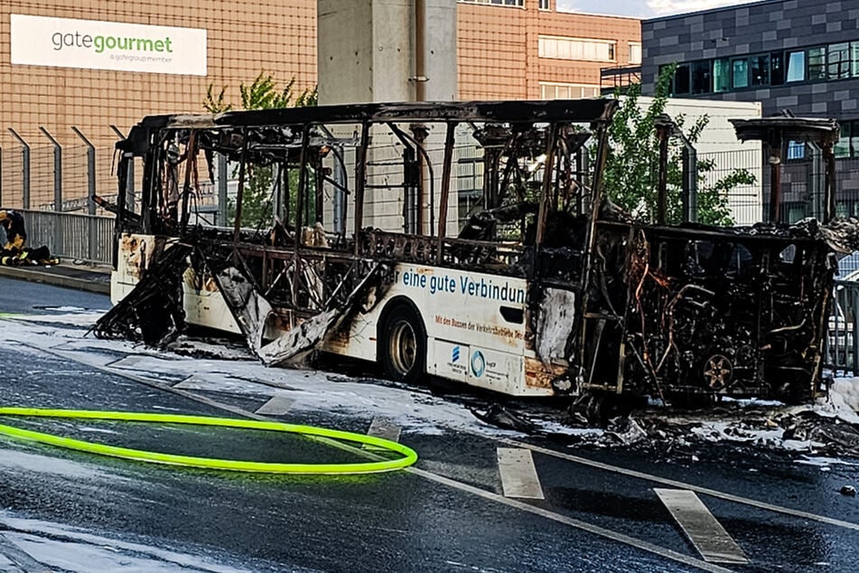 Der Bus brannte komplett aus.