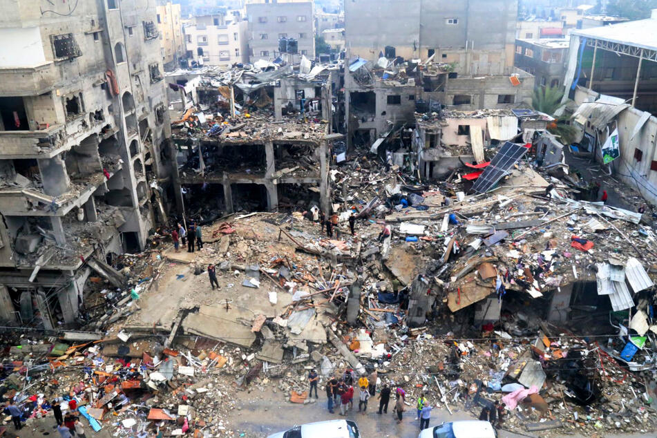 Palästinenser suchen nach einem israelischen Angriff auf ein Gebäude im Flüchtlingslager Dschabalia nach Überlebenden.