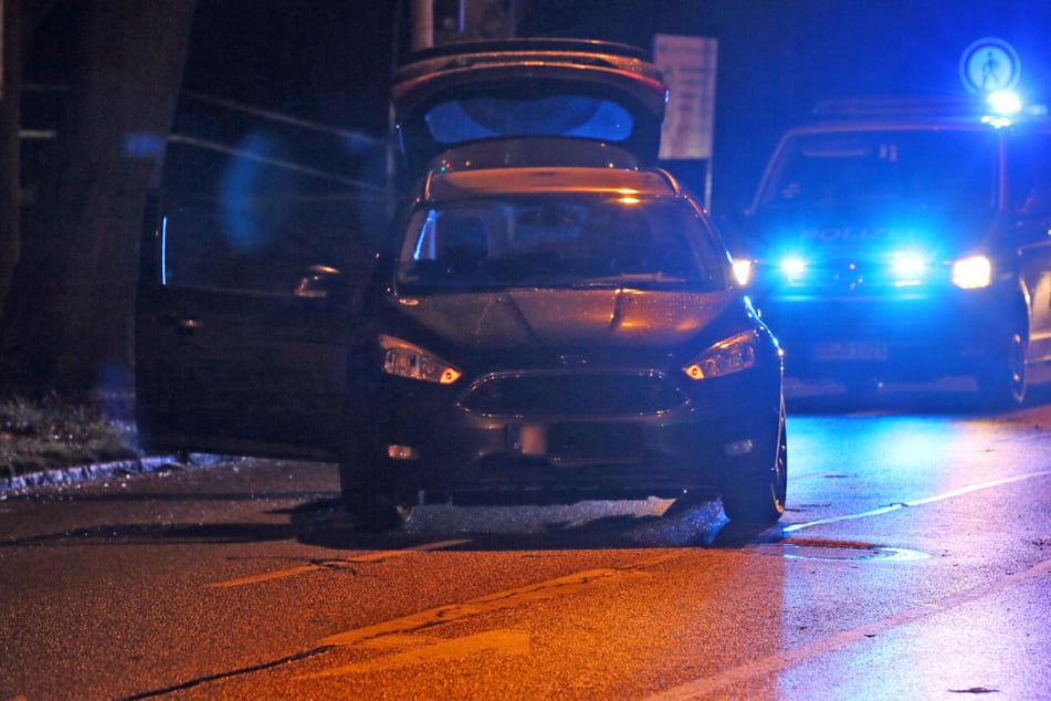 In Zwickau wurde ein Fußgänger (63) von einem Auto erfasst.