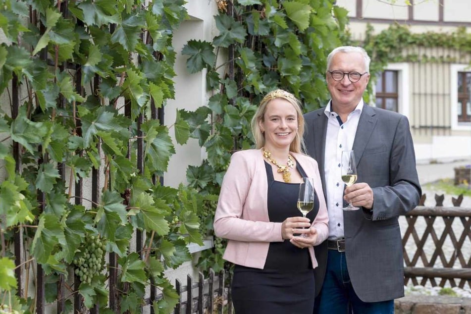 Weinkönigin Sabrina Schreiber (31) stößt mit Bernhard Holfeld (60) auf die gute Zusammenarbeit an. Kurios: Der Coach hat noch nie einen Wein von ihr probiert.