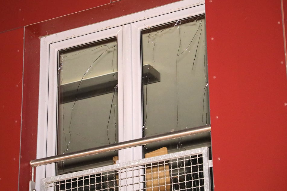 Auch Fenster einer angrenzenden Turnhalle wurden durch die Hitze beschädigt.