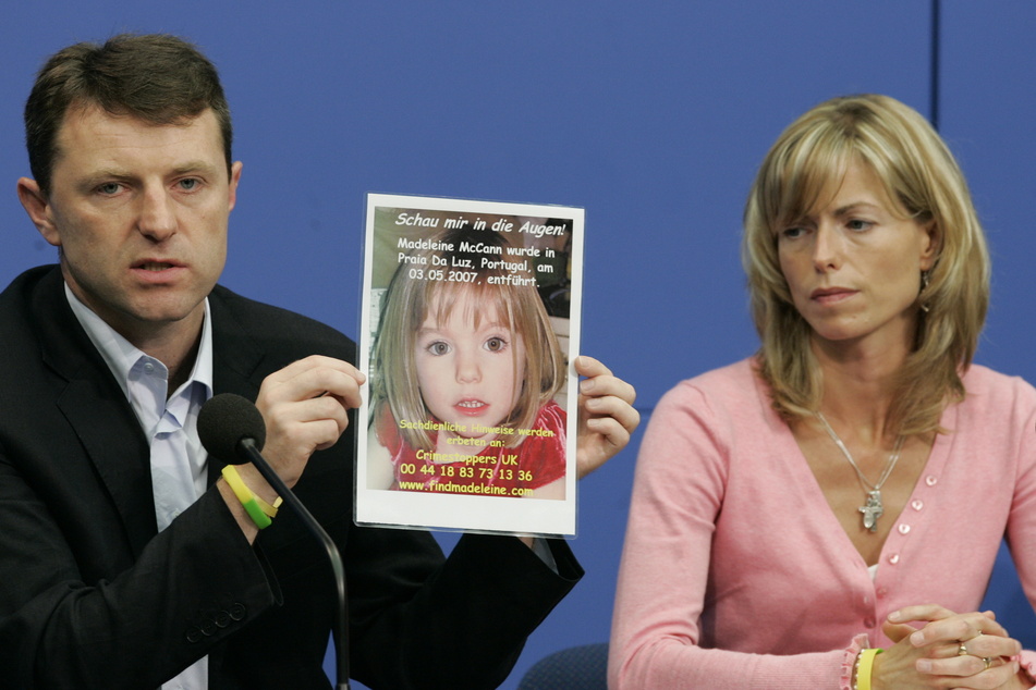 Kate und Gerry McCann zeigen während einer Pressekonferenz ein Bild ihrer verschwundenen Tochter Madeleine (Maddie).