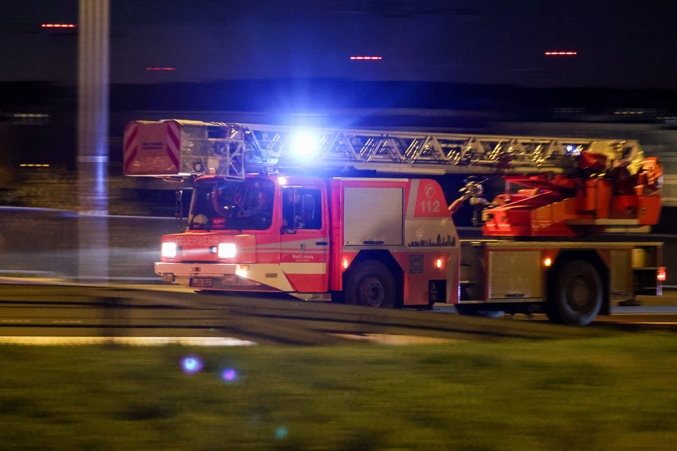 Beim Eintreffen der Feuerwehr schlugen die Flammen meterhoch aus den Fenstern der obersten Etage. (Symbolbild)