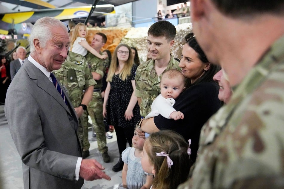Neben der offiziellen Zeremonie traf König Charles (75, l.) auch mehrere Soldaten und ihre Familien.