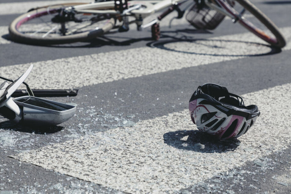 Ein 58-jähriger Radfahrer stürzte und verletzte sich, nachdem er gegen eine geöffnete Autotür fuhr. (Symbolbild)