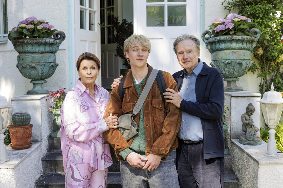 In "Ach diese Lücke, diese entsetzliche Lücke" ist Bruno neben den Schauspiel-Größen Senta Berger (84) und Michael Wittenborn (72) zu sehen.