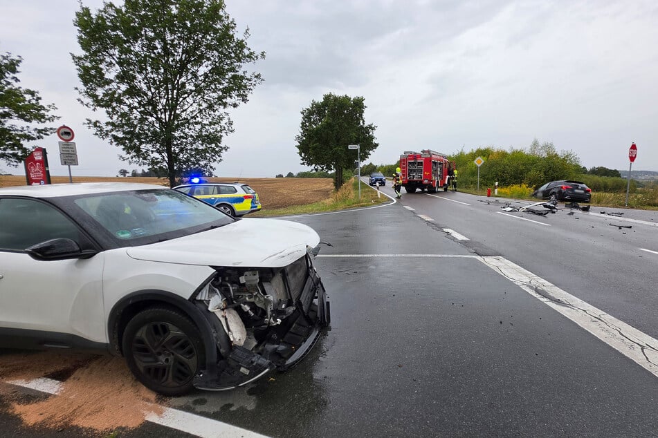 Crash auf der Augustusburger Straße in Chemnitz-Euba: Sowohl der Citroën (links) als auch der Toyota wurden bei dem Unfall massiv beschädigt. Beide Autos wurden abgeschleppt.