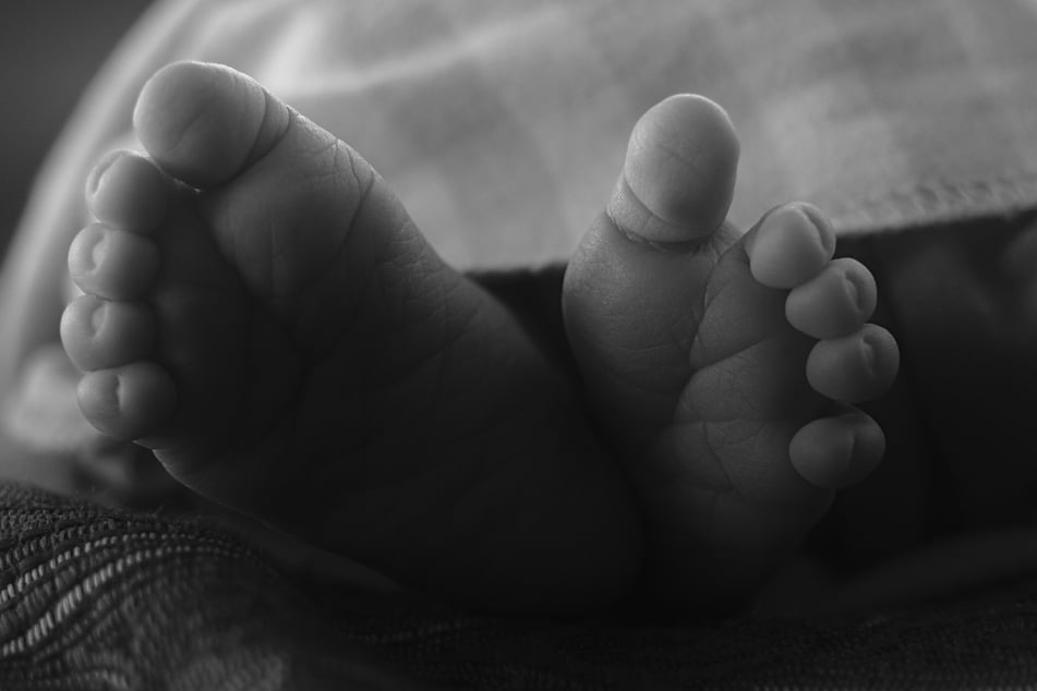 Neugeborenes Baby tot auf Kneipen-Toilette gefunden