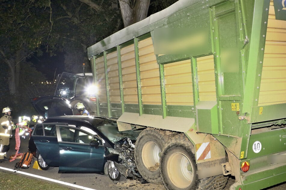 Feuerwehrleute mussten den Fahrer des Opels aus seinem Wagen befreien.