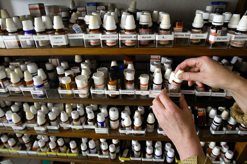 Blick in einen Schrank auf Fläschchen mit homöopathischen Mitteln in der Praxis einer Heilpraktikerin. (Symbolbild)