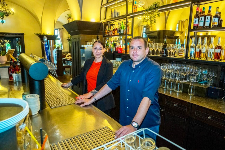 Die neuen Betreiber Jenni (38) und Christian Leiding (39) stehen vor dem Herzstück des Lokals, die Bar ist nagelneu.