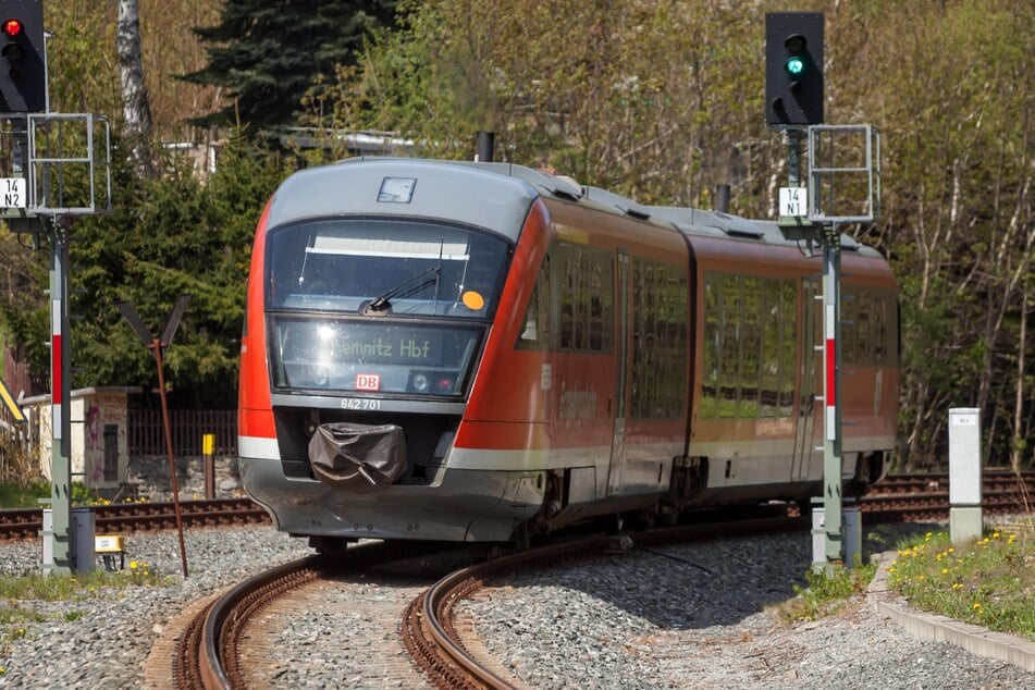 Ein Zug der Erzgebirgsbahn knallte am Samstag gegen mehrere Steine, die durch Teenager auf die Gleise gelegt worden waren. (Archivfoto)