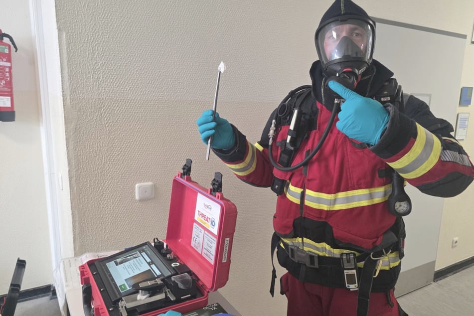 Atembeschwerden und Hautreizungen: Unbekannte Flüssigkeit löst Großeinsatz an Schule aus