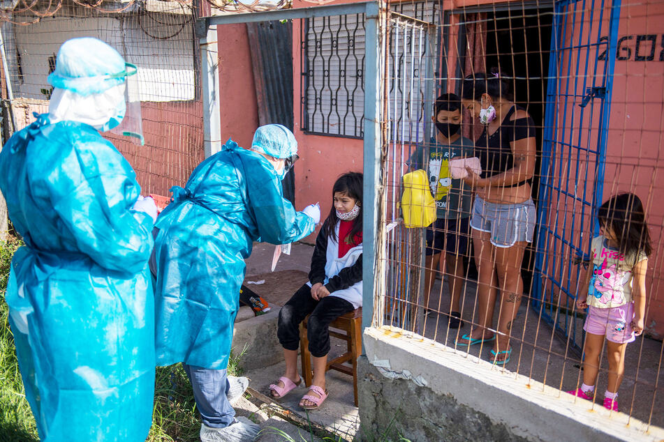 Ein Mitarbeiter des Gesundheitswesens testet ein Kind auf Covid-19. Uruguay steht vor einem starken Anstieg von Corona-Fällen.