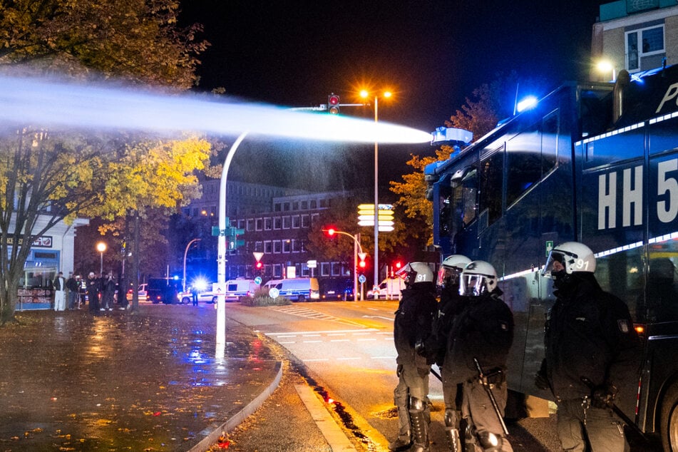 Im vergangenen Jahr setzte die Hamburger Polizei Wasserwerfer gegen die Halloween-Randalierer ein. (Archivbild)