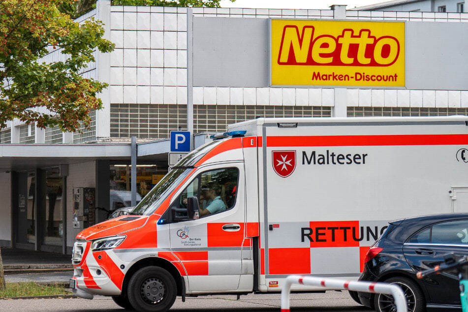 Messerattacke in Rüsselsheim: In der Netto-Filiale in der Feuerbachstraße wurden am frühen Mittwochabend zwei Menschen verletzt.