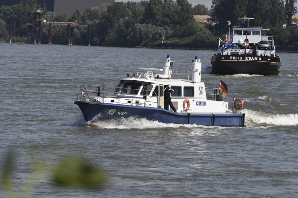 Ein Feuerwehrboot brachte den Patienten von seinem Schiff an Land. Nur eine Stunde dauert die Rettung vom Notruf bis zur Klinik. (Symbolbild)