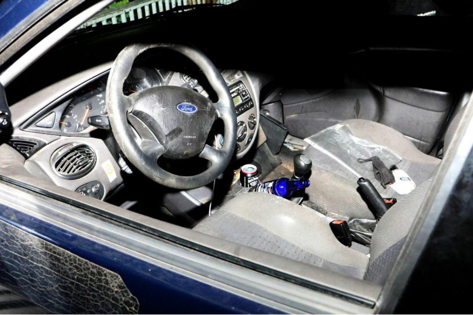 Der Innenraum des Ford Focus mit einer Dose Whisky-Cola im Getränkehalter neben dem Fahrersitz. Im Bereich der Rückbank befanden sich weitere Flaschen alkoholischer Getränke.