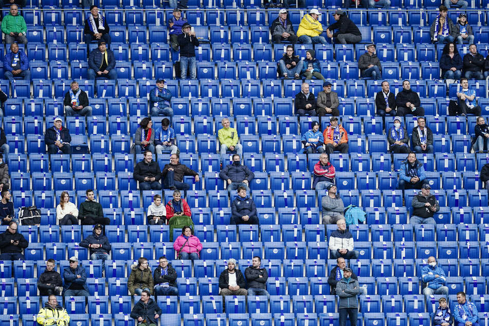 Ob Zuschauer bei Fußballspielen erlaubt sind, soll zukünftig spätestens einen Tag vorher entschieden werden.
