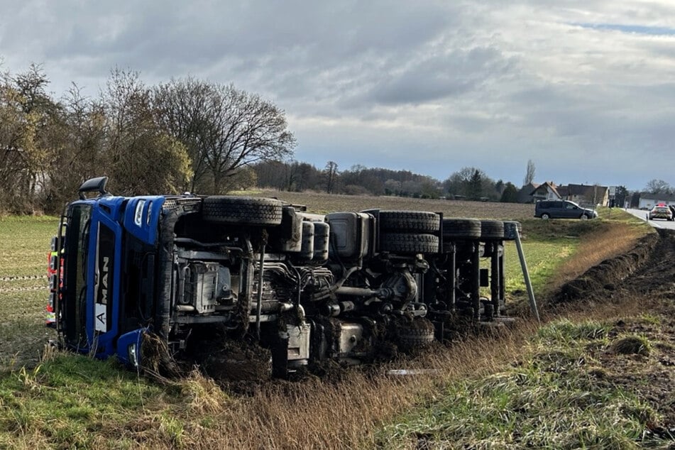 Die Feuerwehr musste den 61-jährigen Fahrer aus dem Führerhaus befreien.