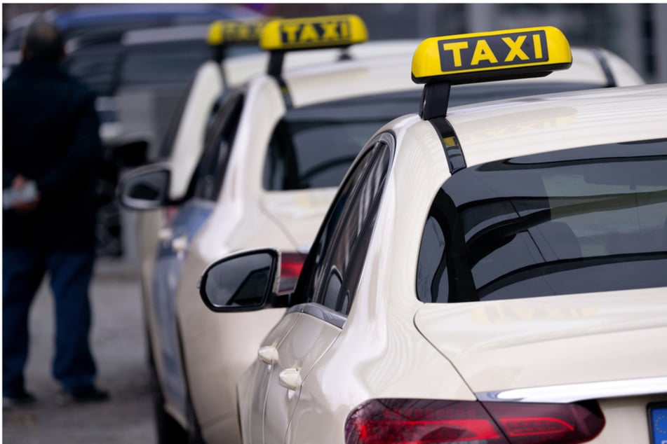 Ein Taxifahrer wurde von zwei kriminellen Fahrgästen am Donnerstag unter einem Vorwand an den Frankfurter Flughafen gelotst. Dort kam es zu einem brutalen Überfall. (Symbolbild)