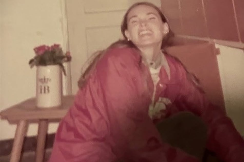 Carol vor 50 Jahren in Amerika, neben ihr der gestohlene Krug.