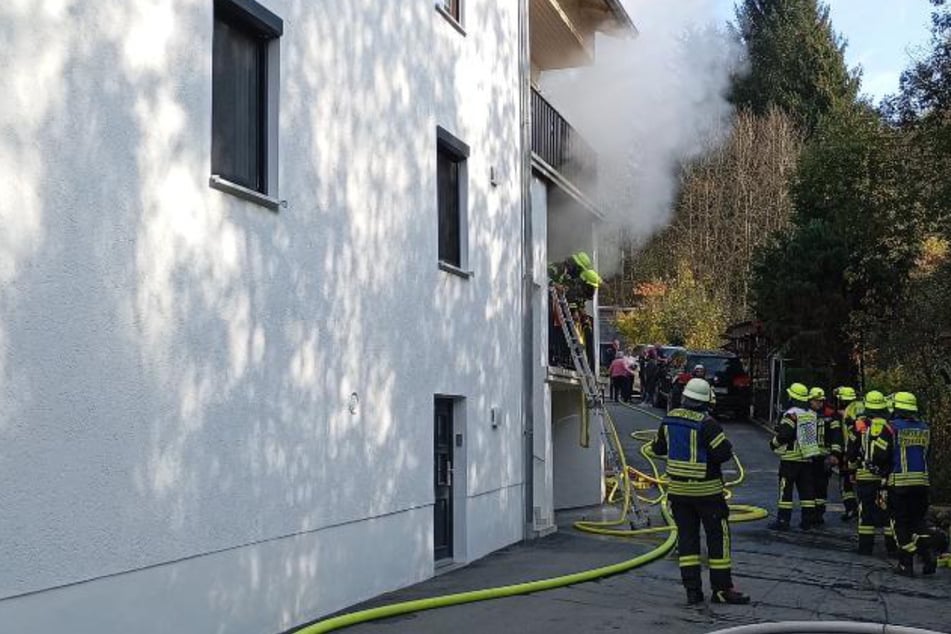 Großeinsatz der Feuerwehr: Brand ruft Retter auf den Plan, Mann verletzt in Klinik