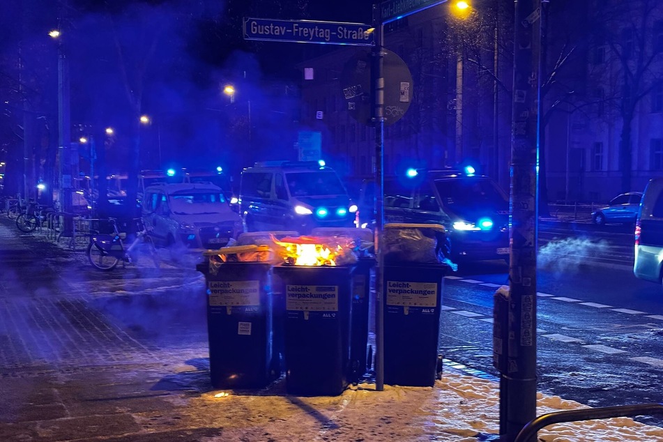 Im Zusammenhang mit der Demo brannten im Leipziger Süden mehrere Mülltonnen.