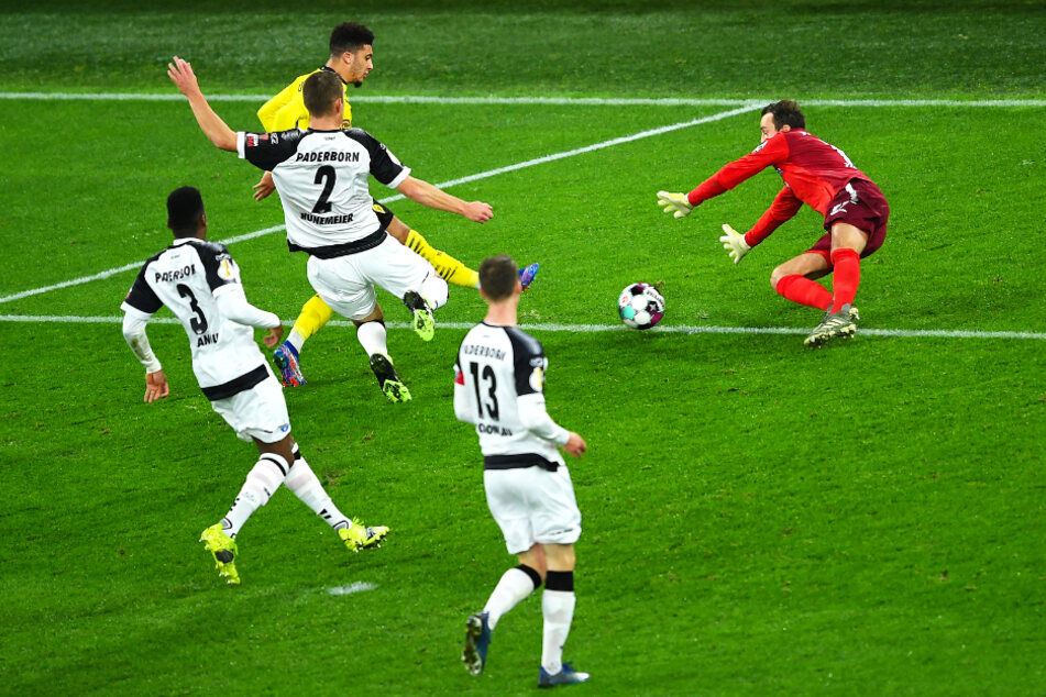 BVB-Flügelflitzer Jadon Sancho (M.) schiebt den Ball in dieser Szene lässig zum 2:0 unter SCP-Keeper Leopold Zingerle hindurch.