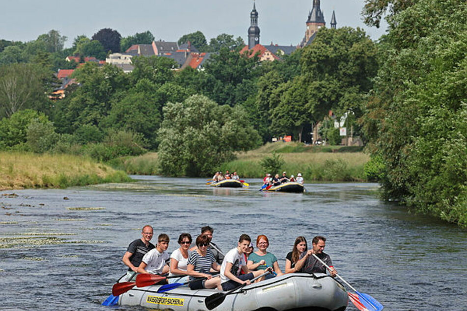 Wasserwandern auf der Zwickauer Mulde: Schlauchboottouren Richtung Wechselburg starten an der Muldebrücke in Waldenburg.