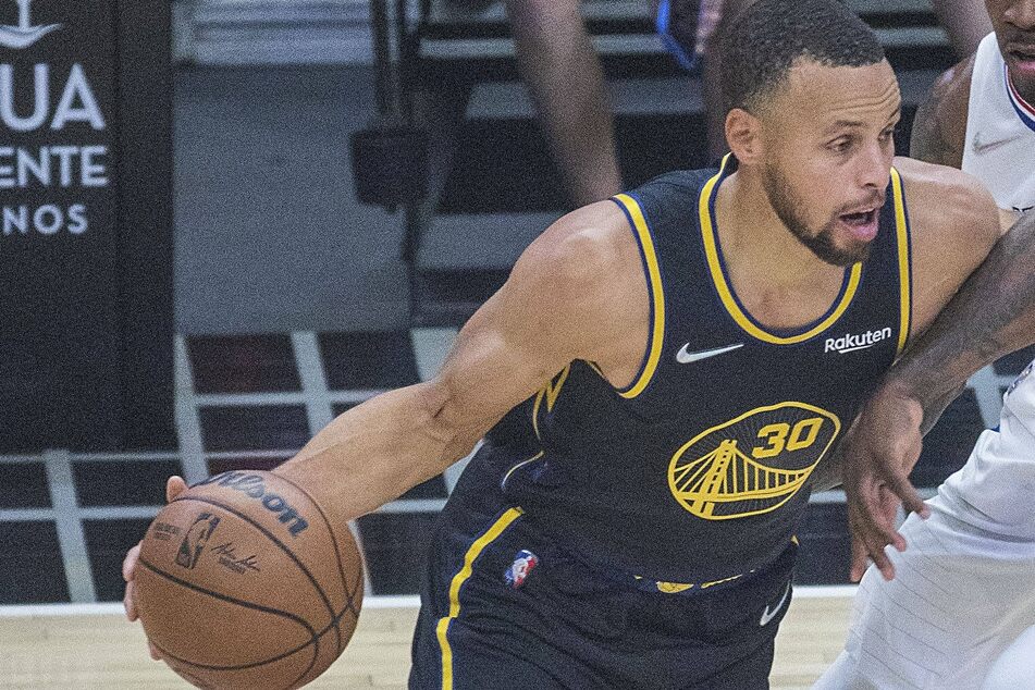 Stephen Curry scored a team-high 26 points against the Pacers on Monday night.