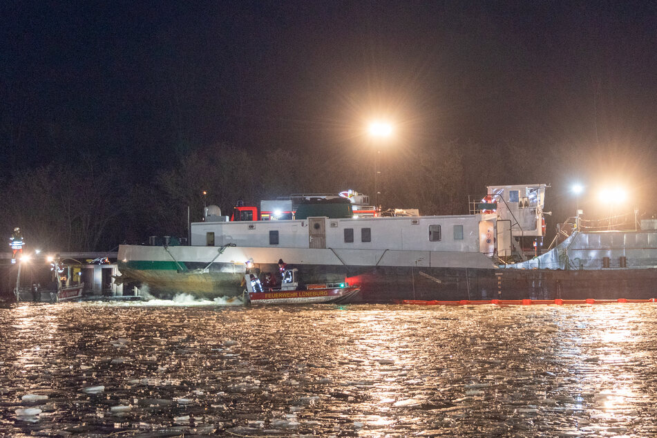 Binnenschiff schlägt im Eisgang leck, Wasser im Maschinenraum