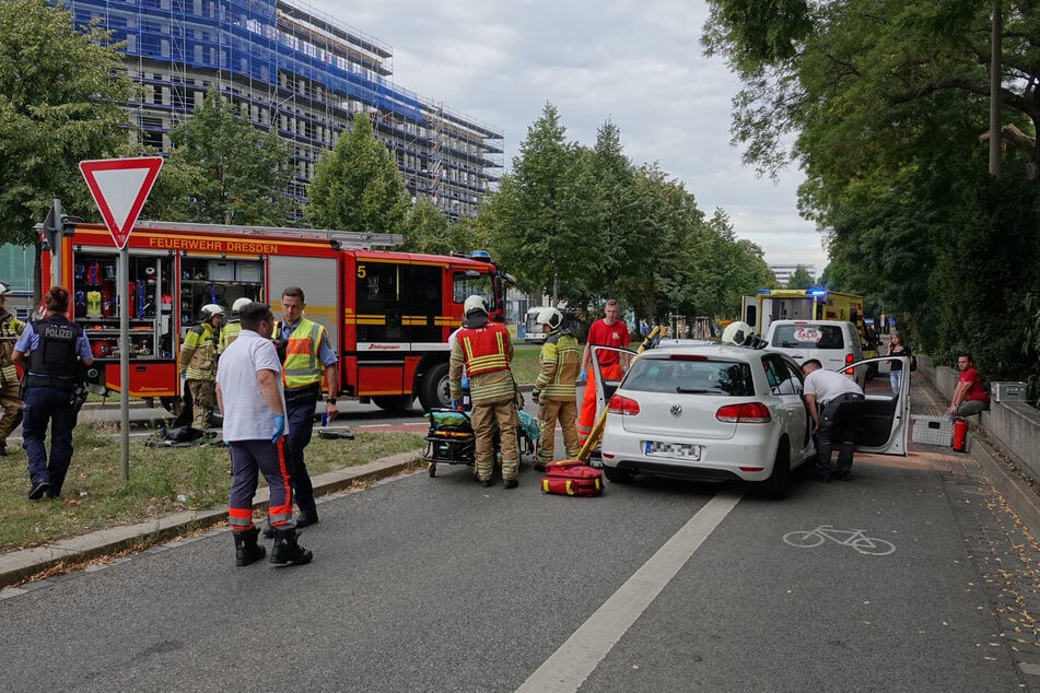 Der Golffahrer konnte das Wrack nicht mehr aus eigener Kraft verlassen. Er musste von der Feuerwehr befreit werden und kam ins Krankenhaus.